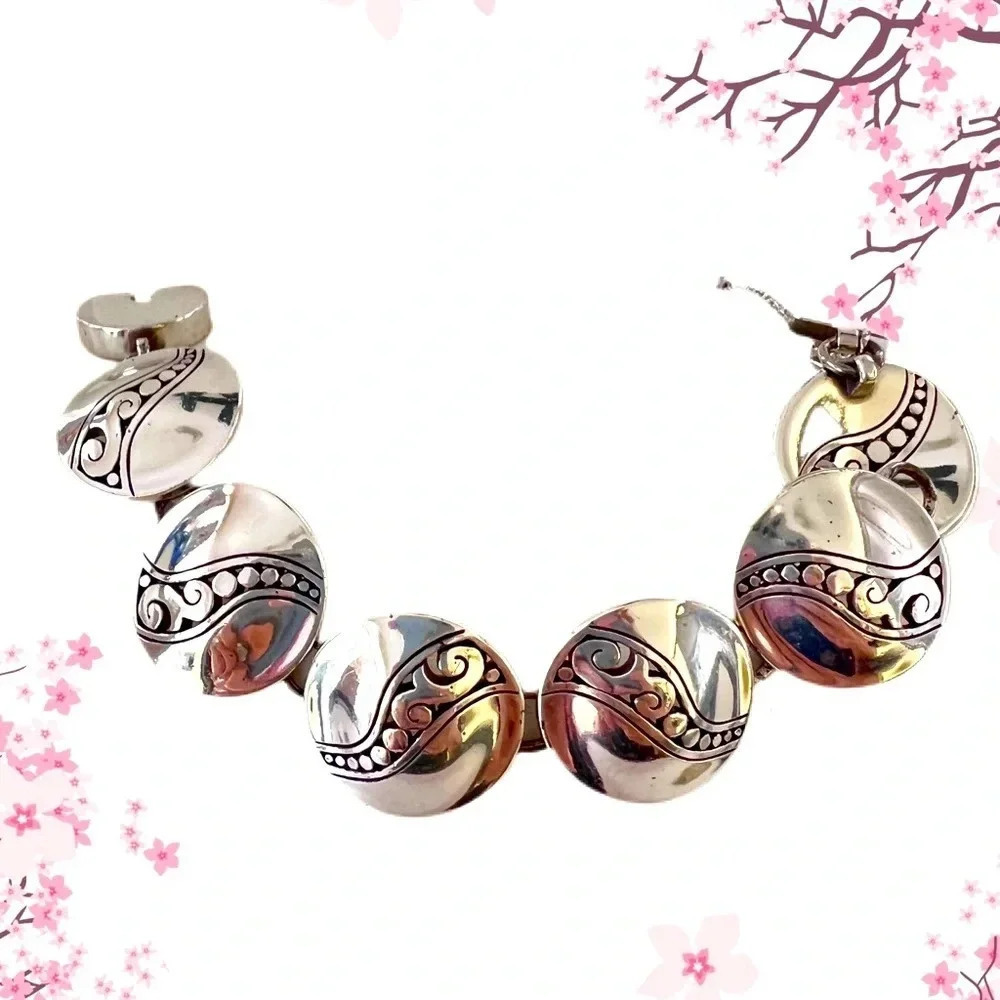 Brighton A La Mode Round Disc Silver Link Bracelet
Beautiful silver plate silver